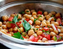 Ensalada de garbanzos, atún y huevo duro