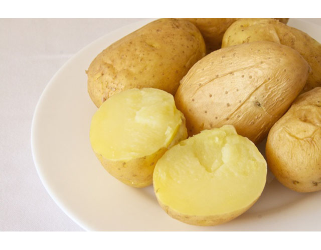 Cómo asar o cocer patatas en el microondas fácilmente