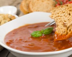 Sopa de tomates casero