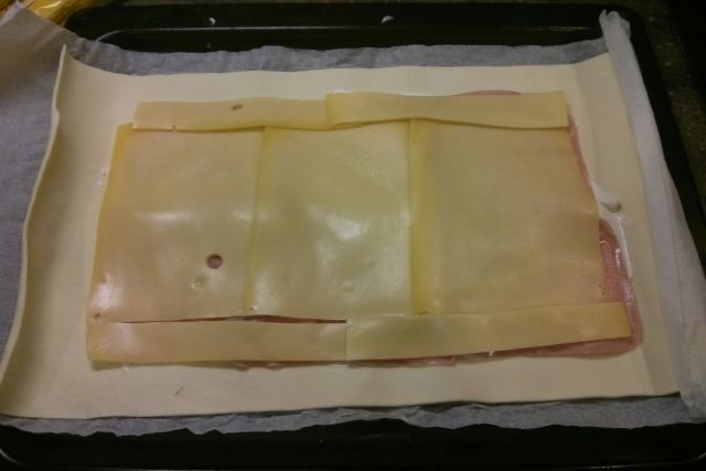 Empanada de hojaldre con jamón y queso