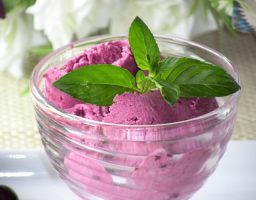Helado de cerezas y yogur