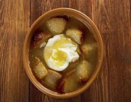 Sopa de ajo con jamón