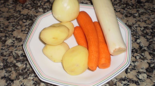 Sopa de verduras y pollo fácil