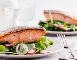 Salmón al horno con limón y romero