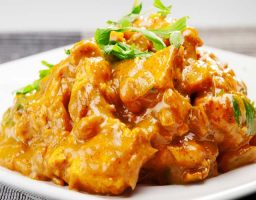 Pollo al curry con nata