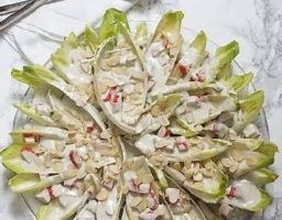 Endivias rellenas de surimi y salsa roquefort