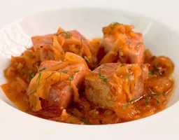Atún encebollado