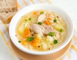 Sopa de pollo con verduras