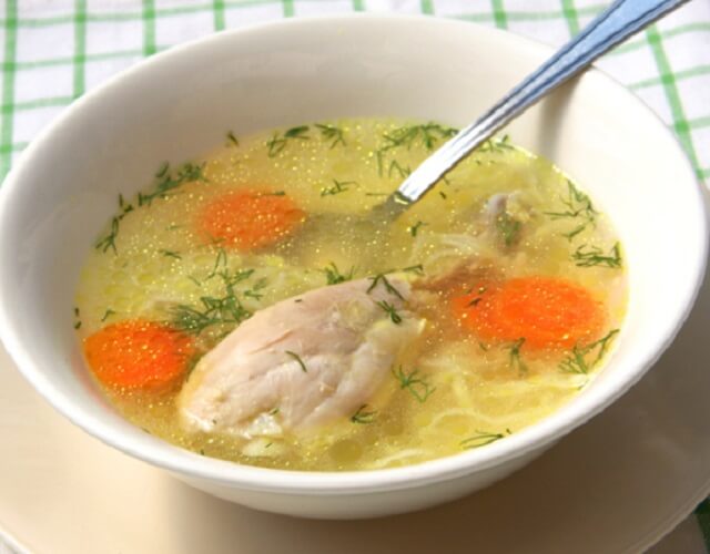 Sopa de pollo con verduras 
