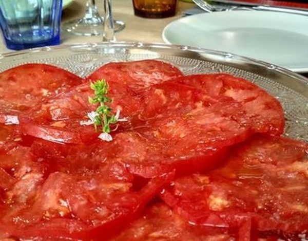 Ensalada de tomate rosa