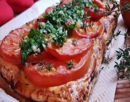 Tarta salada de hojaldre con tomate