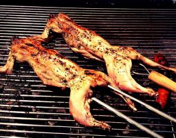 Liebre a la brasa
