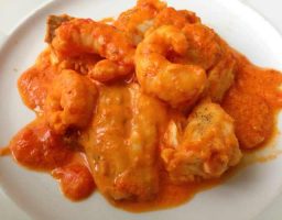 Dados de rape en salsa
