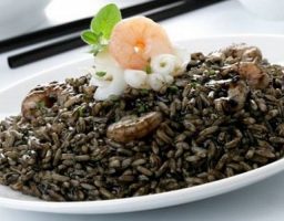 Arroz negro con gambas