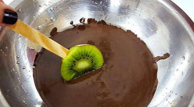 Kiwi con chocolate