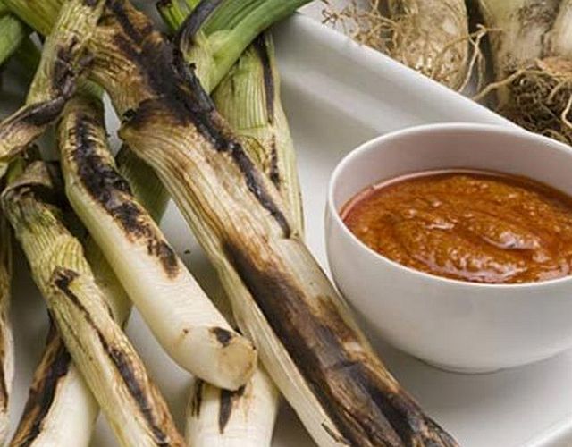 Receta de Calçots con salsa romesco