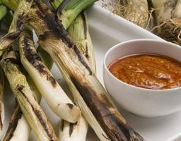 Calçots con salsa romesco