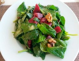Ensalada con espinacas frescas