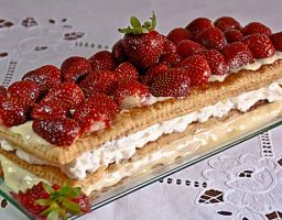 Tarta de hojaldre con fresa y crema pastelera