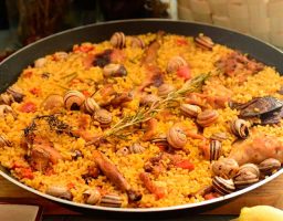 Paella de conejo y caracoles