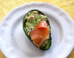 Aguacates rellenos de salmón