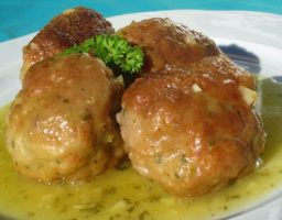 Albóndigas en salsa verde