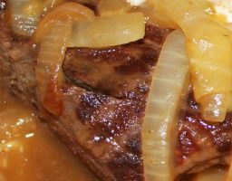 Bistec de res con cebolla