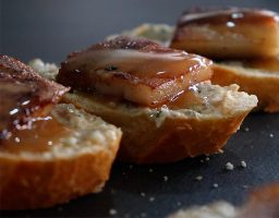 Tapa de panceta asada con champiñones