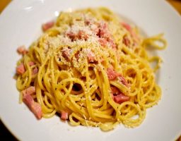 Espaguetis a la Carbonara tradicional