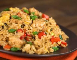 Arroz frito con pollo