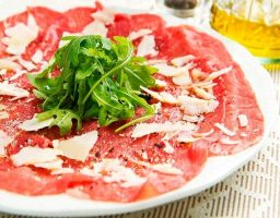 Carpaccio de buey con parmesano
