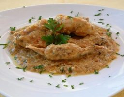 Conejo en salsa de almendras