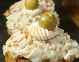 Ensaladilla con bacalao