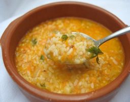 Sopa de arroz picante