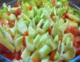Ensalada de apio y lechuga