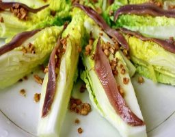 Ensalada de cogollos con anchoas