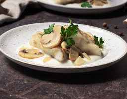 Merluza en salsa de champiñones