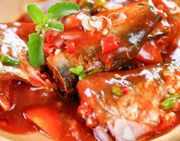 Caballa con tomate