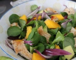 Ensalada de mango y pollo