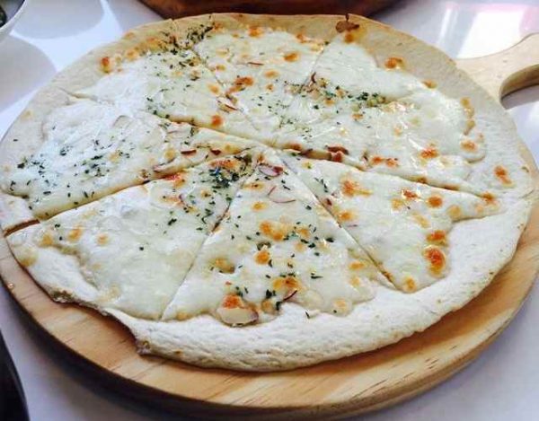Pizza de gorgonzola fina y crujiente