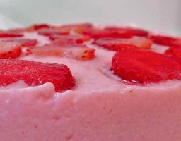 Tarta helada de yogur y fresas