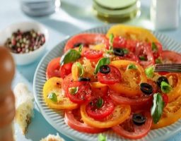 Carpaccio de tomates con pesto