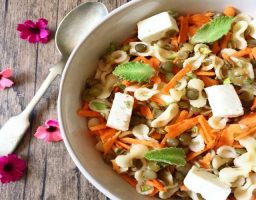 Ensalada de pasta con queso de cabra