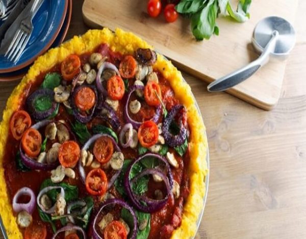 Pizza de polenta sin gluten y vegana