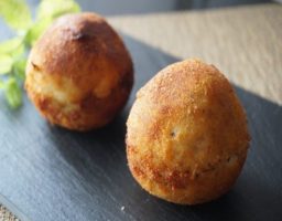 Bolas de patatas rellenas de carne