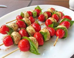 Brocheta con tomates cherry