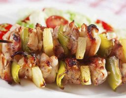 Brochetas de pollo y piña