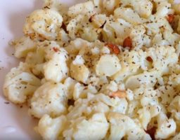 Coliflor salteada con cebolla