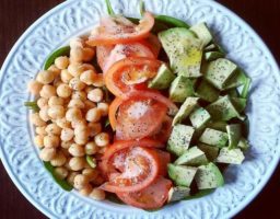Ensalada de garbanzos, aguacate y tomate