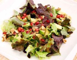 Ensalada de hojas de roble y nueces